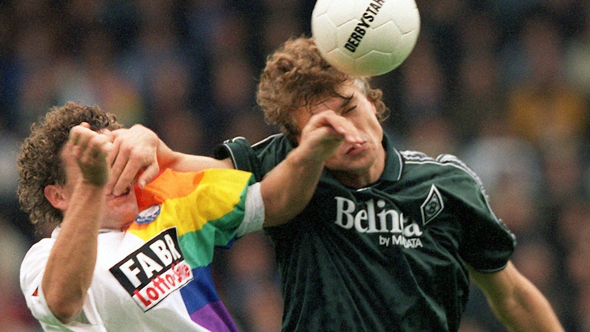 Toni Polster (r) von Borussia Mönchengladbach hält beim Bundesligaspiel VfL Bochum gegen Borussia Mönchengladbach im Ruhrstadion beim Kopfball seinem Gegenspieler Tosten Kracht mit der rechten Hand die Augen zu.