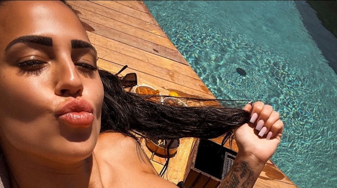 Elena Miras posiert für ein Instagram-Selfie am Pool.