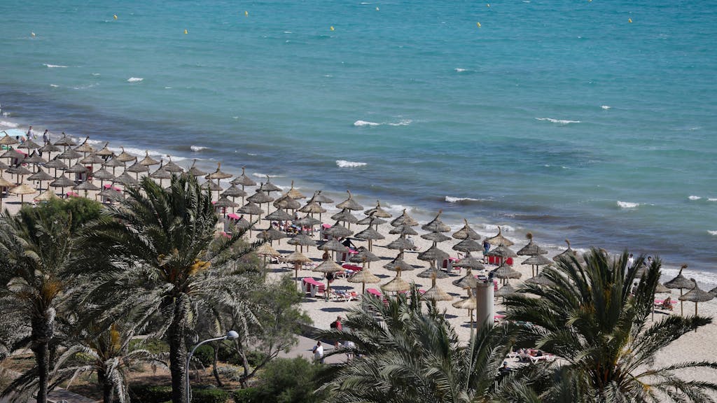 Gesamtansicht der Playa de Palma am Strand von Arenal auf Mallorca.+