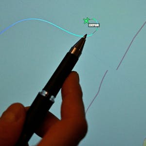 Eine Person zeigt mit einem Stift auf die letzte bekannte Position der Cessna mit der Kennung OE-FGR.