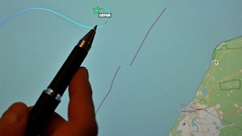 Eine Person zeigt mit einem Stift auf die letzte bekannte Position der Cessna.