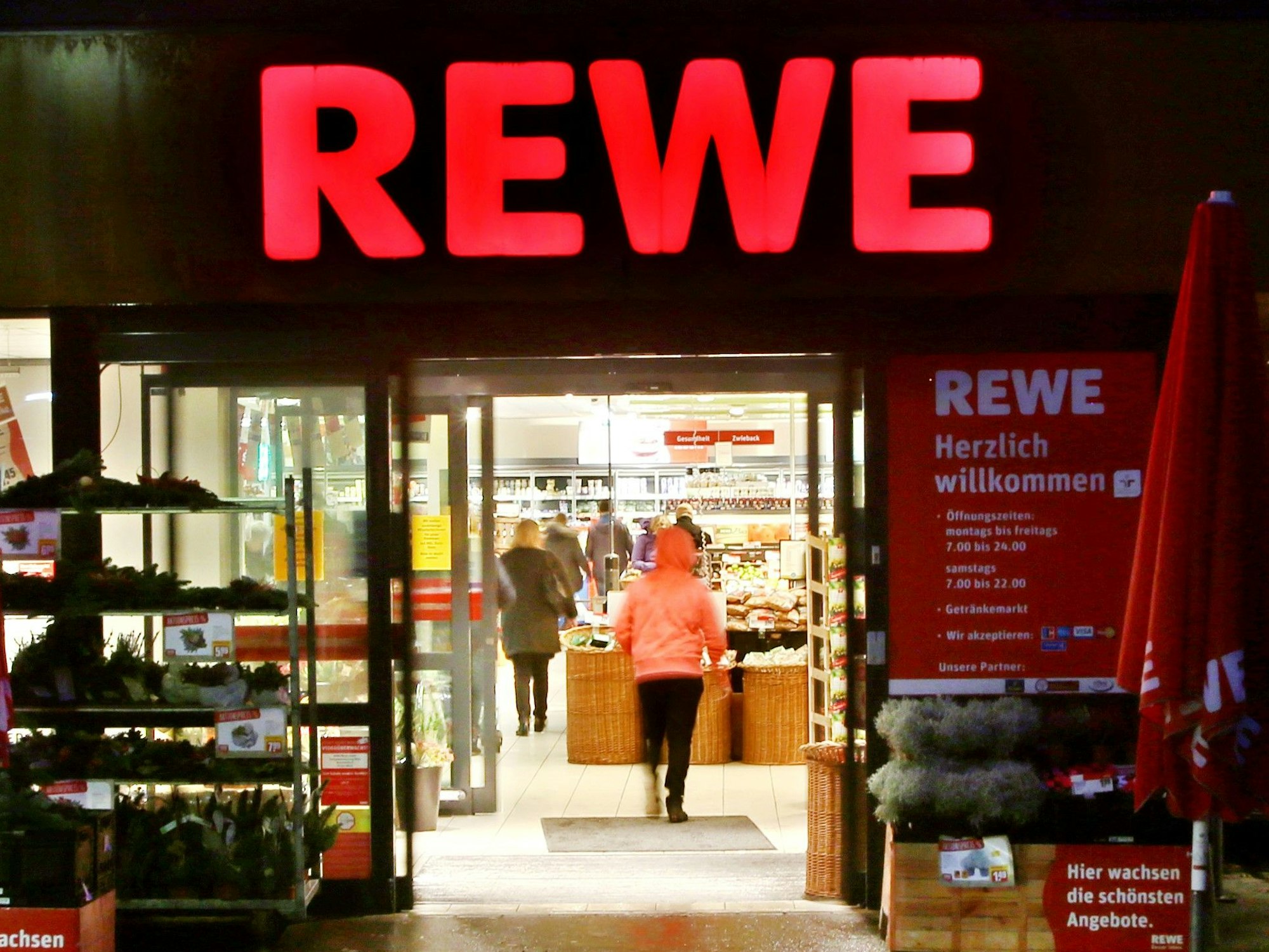 ARCHIV- Das Foto zeigt den Eingangsbereich einer Rewe-Filiale am 24.10.2016 in Essen (Nordrhein-Westfalen). Der Handelskonzern Rewe veröffentlicht am Dienstag in Köln seine Jahreszahlen. Foto: Roland Weihrauch/dpa