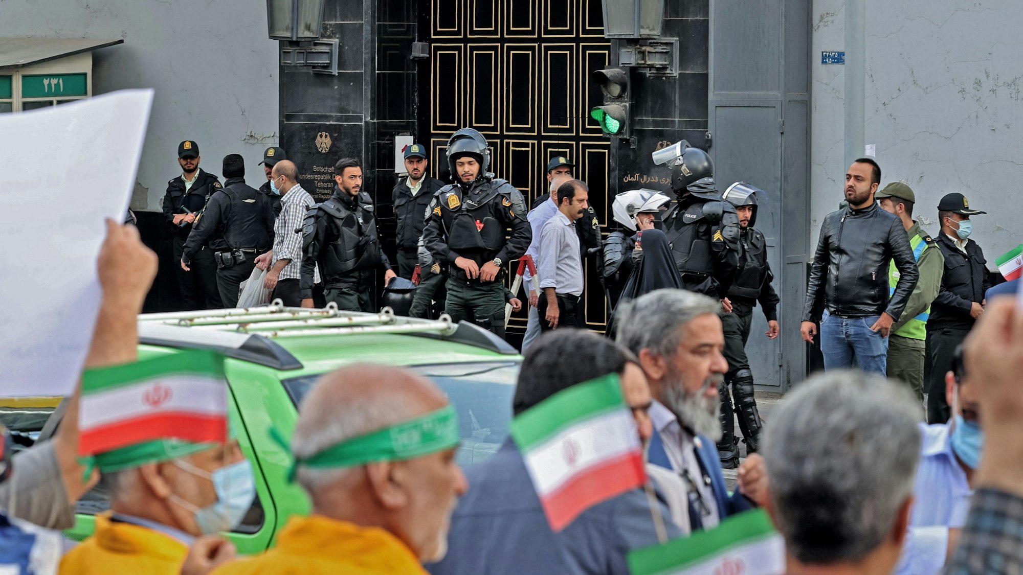 Iranische Sicherheitskräfte vor der Deutschen Botschaft in Irans Hauptstadt Tehran.