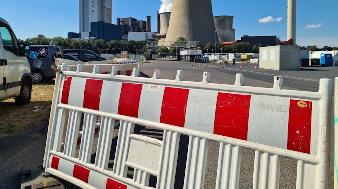 Das Bild zeigt das RWE-Kraftwerk Niederaußem