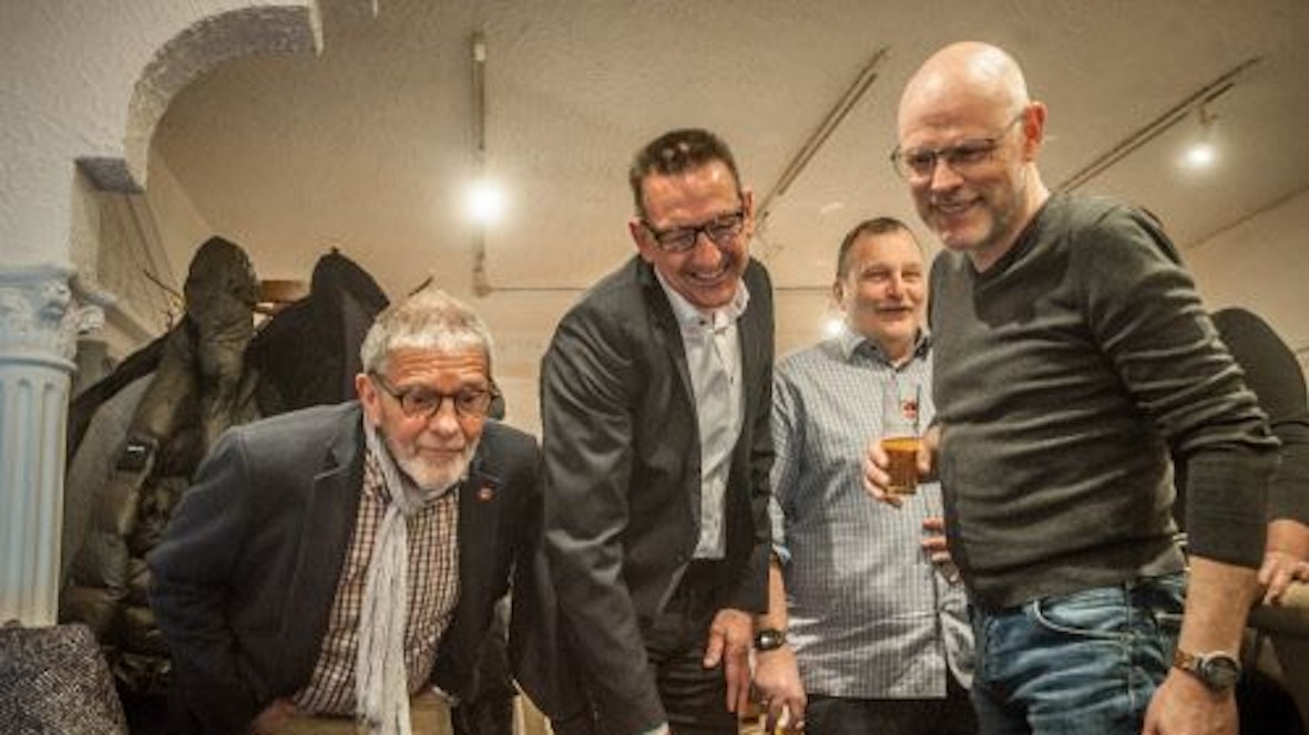 Dirk Runge steht in der Mitte und ist umgeben von Parteifreunden, Unterstützern und Familie und lächelt. Er feiert mit ihnen im Restaurant Korfu in Buirscheid.