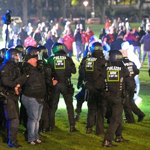 Polizeieinsatz beim Spiel 1. FC Köln gegen OGC Nizza.
