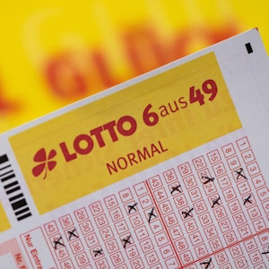 Ein Lottoschein mit der Aufschrift «Lotto 6 aus 49» ist vor einem Schriftzug «Viel Glück» zu sehen.