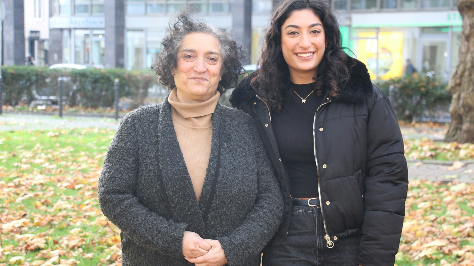 Das Bild zeigt die Exil-Iranerin und Frauenrechtlerin Mojdeh Noorzad und ihre Tochter Schali.