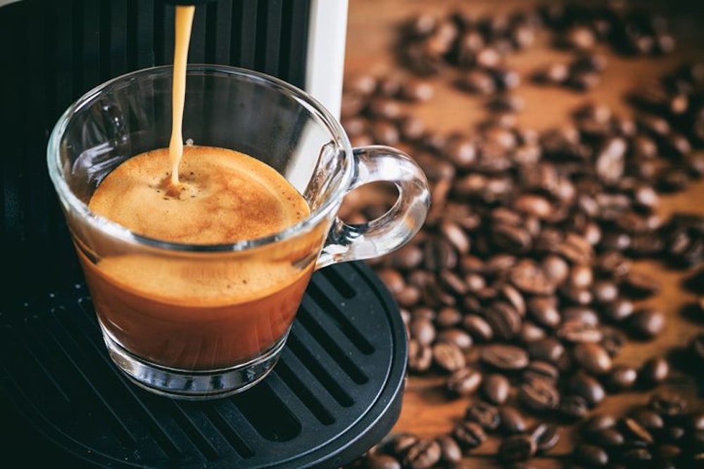 Espresso wird mit Kaffeemaschine zubereitet. Bild für Shoppingwelt Artikel über Kaffeemaschinen im November 2022.