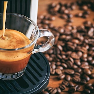 Espresso wird mit Kaffeemaschine zubereitet. Bild für Shoppingwelt Artikel über Kaffeemaschinen im November 2022.