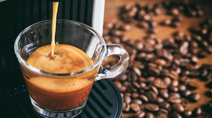 Espresso wird mit Kaffeemaschine zubereitet. Bild für Shoppingwelt Artikel über Kaffeemaschinen im November 2022. 