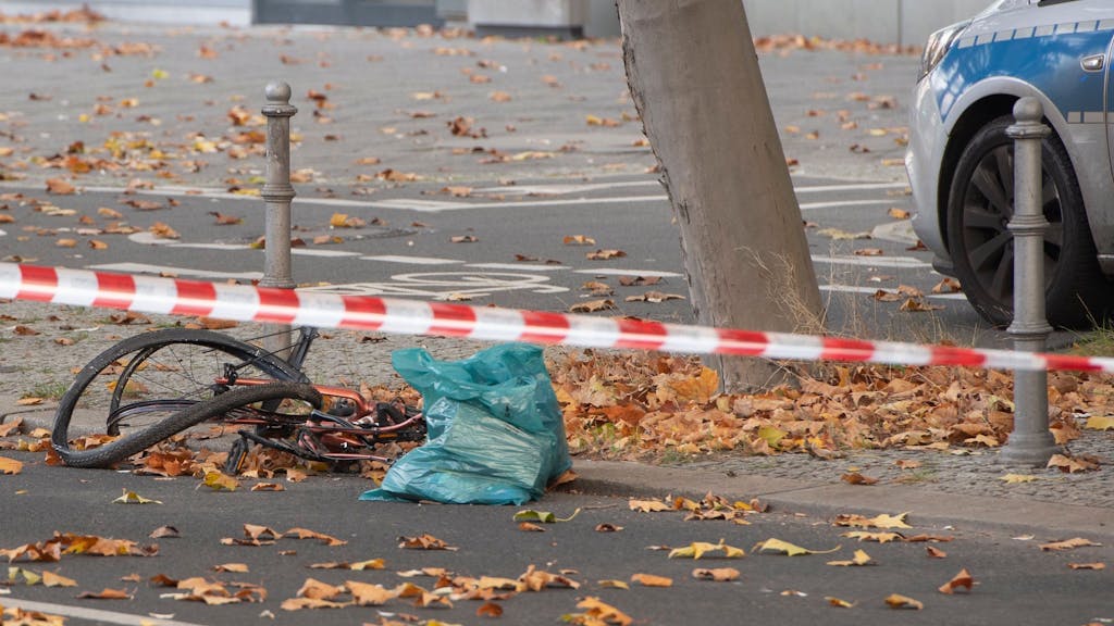 Ein zerstörtes Fahrrad liegt auf der Bundesallee in Berlin-Wilmersdorf.&nbsp;