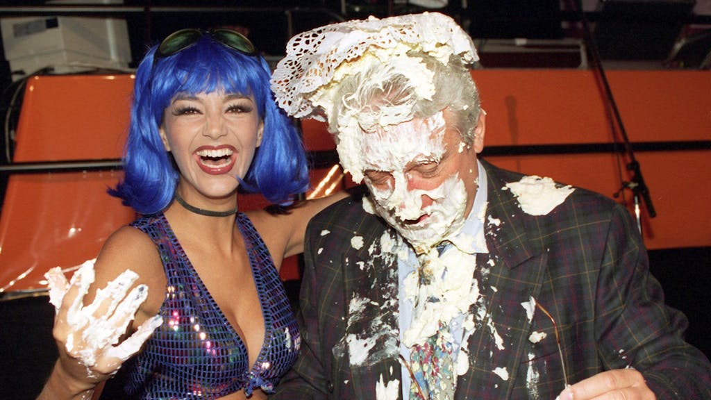Fernseh-Moderatorin Verona Feldbusch lacht am 30. April 1998 während eines Festes in Hürth, nachdem sie Talkmaster Hans Meiser eine Torte ins Gesicht geworfen hat.