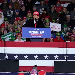 Donald Trump, ehemaliger Präsident der USA, spricht während einer Kundgebung in Sioux City, Iowa.