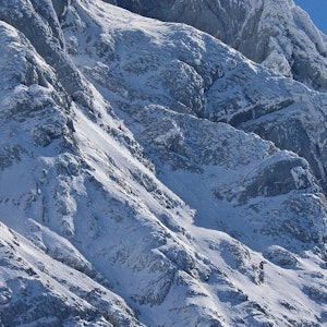 Bergretter suchen am Hochkalter bei Ramsau bei Berchtesgaden bei Schnee unter schwierigen Bedingungen nach einem Bergsteiger.