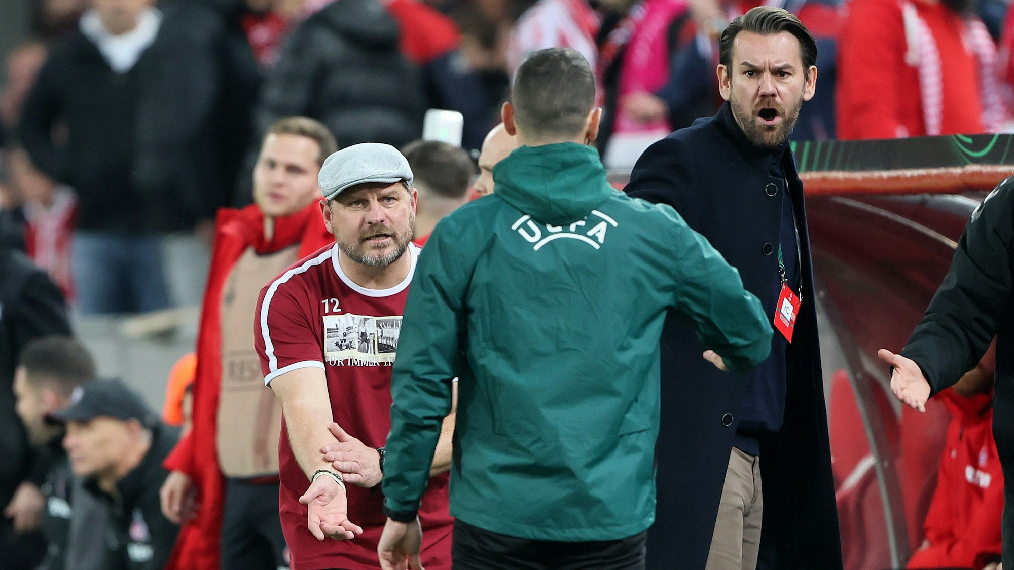 Steffen Baumgart (l.) zeigte es nach dem 0:1 gegen Nizza am Donnerstagabend (3. November 2022) an: Das war Hand! Auch Kölns Lizenzbereich-Leiter Thomas Kessler ärgerte sich.