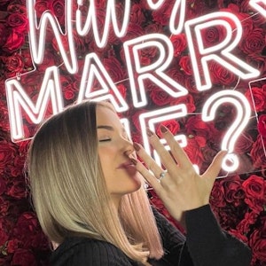 Laura Maria Rypa, hier auf einem Instagram-Selfie vom 31. Oktober, ist frisch mit Popsänger Pietro Lombardi verlobt. Zusammen erwarten die beiden ein Kind.