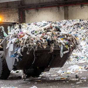 Müll, überwiegend aus dem sogenannten Gelben Sack, wird nach der Anlieferung in der Abfallverwertungsanlage von einem Radlader transportiert.