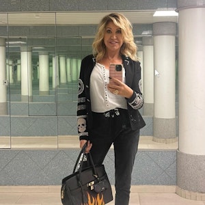 Carmen Geiss posiert für ein Selfie vor einem Spiegel. Das Selfie hat sie am 25. Oktober 2022 bei Instagram gepostet.