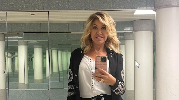 Carmen Geiss posiert für ein Selfie vor einem Spiegel. Das Selfie hat sie am 25. Oktober 2022 bei Instagram gepostet.