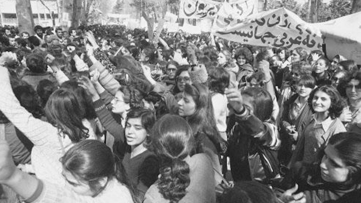 Das Bild zeigt protestierende Iranerinnen im März 1979.