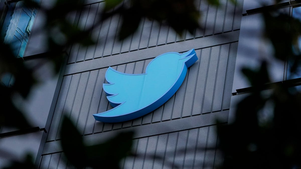 Das Twitter-Symbol hängt am Twitter-Hauptquartier in San Francisco.
