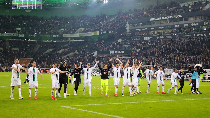 Die Mannschaft von Borussia Mönchengladbach jubelt am 4. November 2022 nach dem Heimsieg gegen den VfB Stuttgart mit den Fans im Borussia-Park.