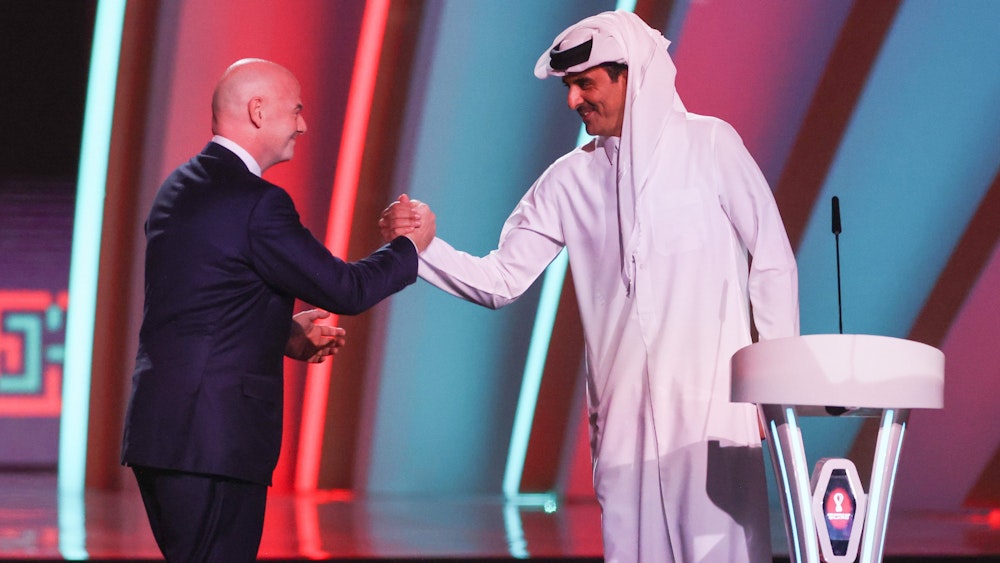 Gianni Infantino schüttelt Scheich Tamim bin Hamad Al Thani bei der WM-Auslosung die Hand. In dem Brief sprang der Fifa-Boss für Katar erneut in die Bresche.