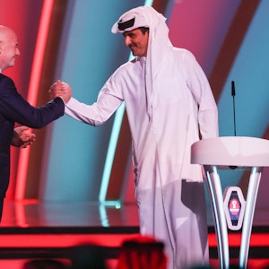 Gianni Infantino gibt bei der Auslosung zur WM Scheich Tamim bin Hamad Al Thani die Hand. In einem Brief sprang der FIFA-Boss jetzt erneut für Katar in die Bresche.