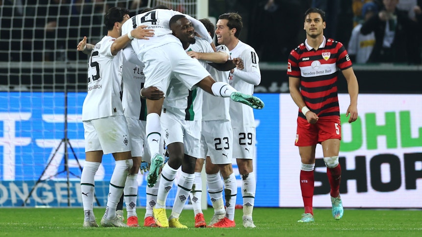 Das Team von Borussia Mönchengladbach feierte am Freitagabend (4. November 2022) einen 3:1-Sieg am 13. Bundesliga-Spieltag gegen den VfB Stuttgart. Das Foto zeigt die Mannschaft beim Torjubel nach dem zweiten Borussia-Treffer.