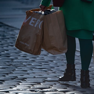 Der Discounter Aldi Süd stimmt Verbraucher auf noch schwierigere Zeiten ein. Unser Archivbild (2021) zeigt eine Frau mit mehreren Einkaufstüten in einer Fußgängerzone in Stralsund.