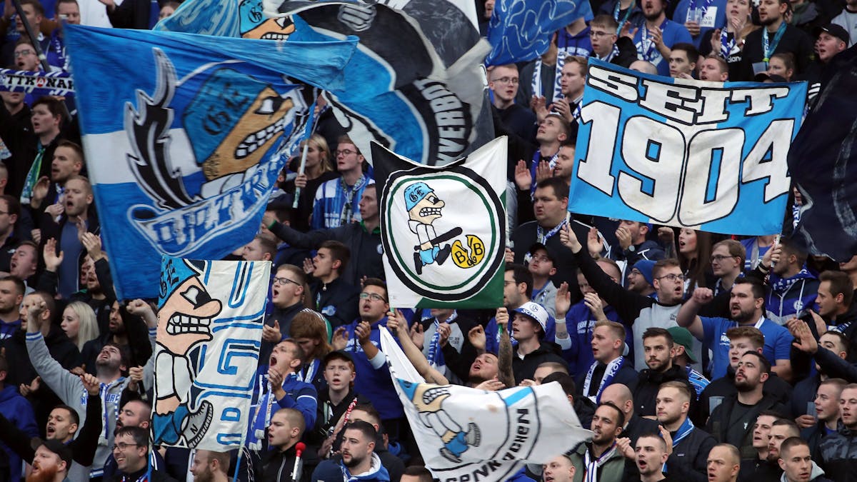 Schalke Fans im Auswärtsblock bei Hertha BSC.