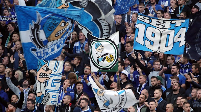 Schalke Fans im Auswärtsblock bei Hertha BSC.