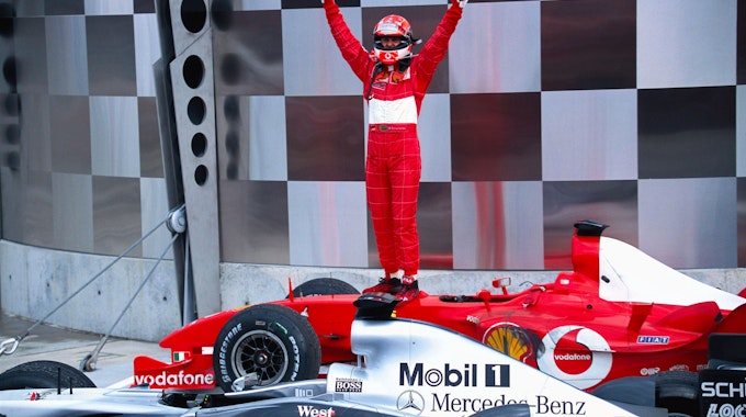 Michael Schumacher jubelt auf dem Ferrari 2003.