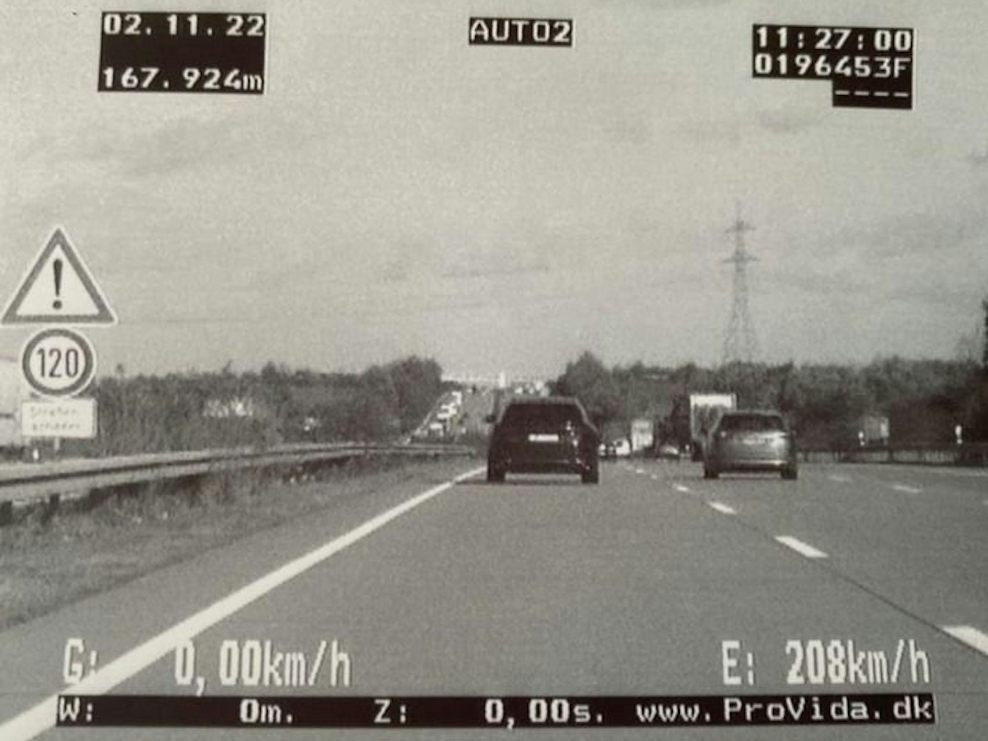 Blitzer-Foto eines Audi, der 208 km/h auf der Autobahn fährt.