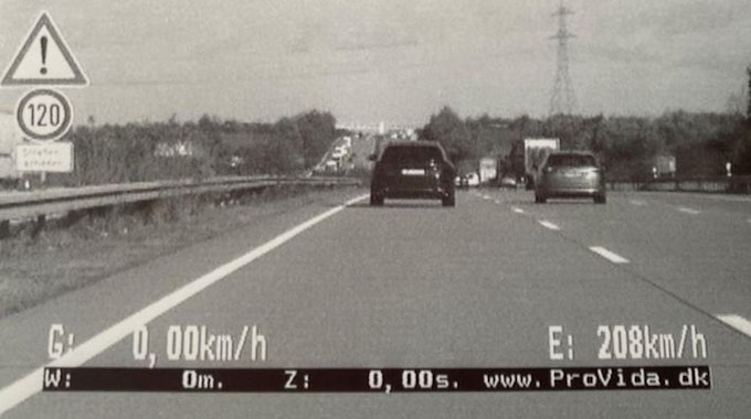 Blitzer-Foto eines Audi, der 208 km/h auf der Autobahn fährt.