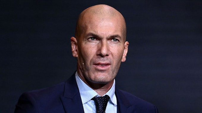 Zinédine Zidane steht bei der Weltfußballer-Wahl auf dem Roten Teppich