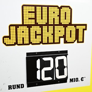 Eine Werbetafel für das Glücksspiel Eurojackpot steht an einer Annahmestelle. Mit 120 Millionen Euro ist der Eurojackpot prall gefüllt.