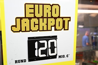 Eine Werbetafel für das Glücksspiel Eurojackpot steht an einer Annahmestelle. Mit 120 Millionen Euro ist der Eurojackpot prall gefüllt.