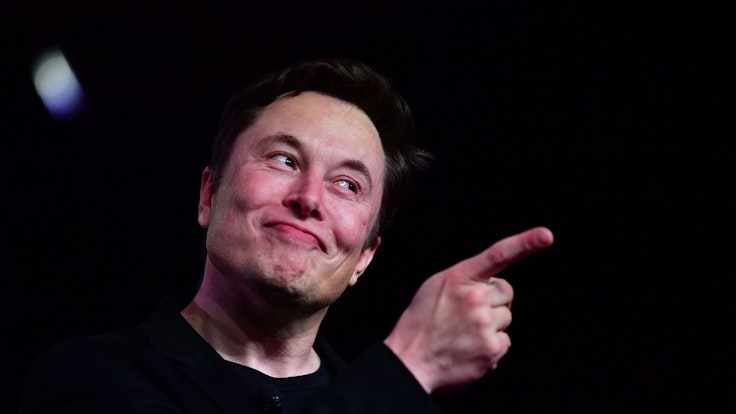 Elon Musk hat nach der Übernahme von Twitter Werbekunden gedroht. Das Foto zeigt den Tech-Milliardär bei einer Tesla-Präsentation in Kalifornien im März 2019.