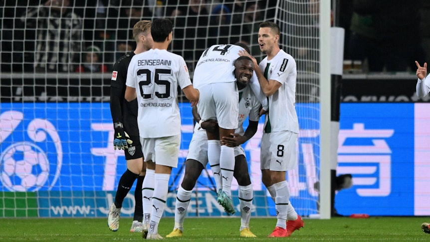 Jubel bei Marcus Thuram von Borussia Mönchengladbach nach seinem Treffer zum 2:0 gegen den VfB Stuttgart am 4. November 2022. Dabei hebt er Teamkollegen Alassane Plea hoch, Ramy Bensebaini (l.) und Julian Weigl (r.) feiern mit.