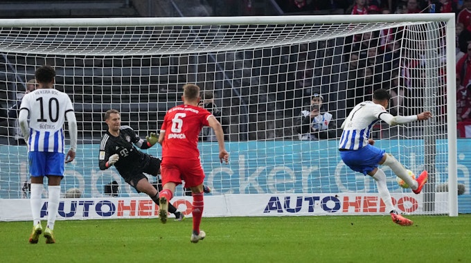 Herthas Davie Selke (r) trifft gegen Bayern Münchens Manuel Neuer per Strafstoß.