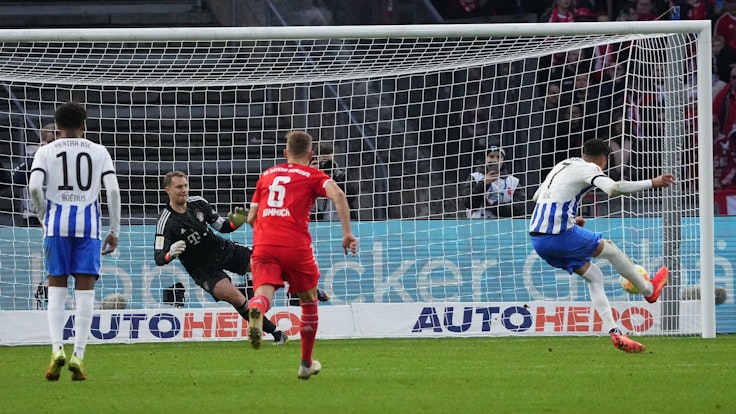 Herthas Davie Selke (r) trifft gegen Bayern Münchens Manuel Neuer per Strafstoß.