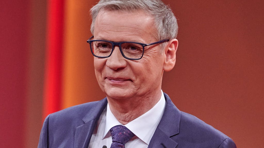 Der Moderator Günther Jauch steht beim RTL Jahresrückblick «Menschen, Bilder, Emotionen 2020» im Studio.&nbsp;
