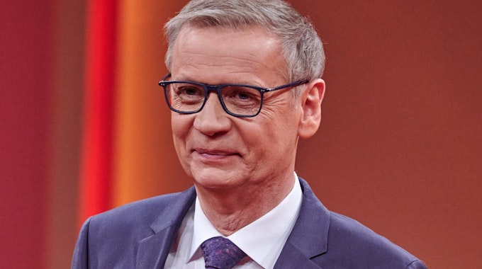 Der Moderator Günther Jauch steht beim RTL Jahresrückblick «Menschen, Bilder, Emotionen 2020» im Studio.