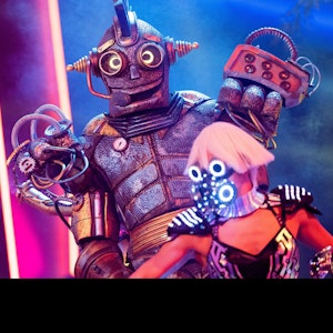 05.11.2022, Nordrhein-Westfalen, Köln: Die Figur "Rosty" steht im Finale der Prosieben-Show "The Masked Singer" auf der Bühne.