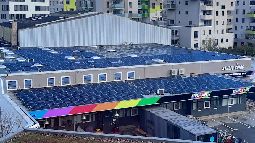 Auf dem Gebäude der bildundtonfabrik in Köln-Ehrenfeld ist jetzt ein Solardach.