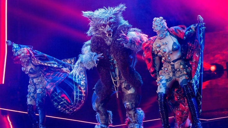 29.10.2022, Nordrhein-Westfalen, Köln: Die Figur "Der Werwolf" steht in der Prosieben-Show "The Masked Singer" auf der Bühne. Foto: Rolf Vennenbernd/dpa +++ dpa-Bildfunk +++