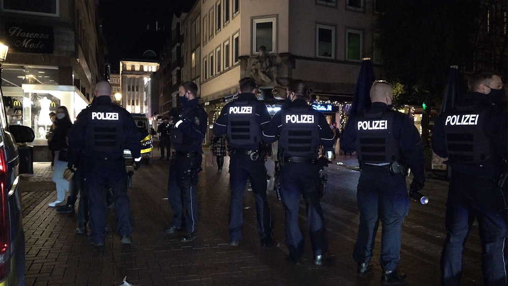 Polizisten stehen in der Düsseldorfer Innenstadt in Bereitschaft.