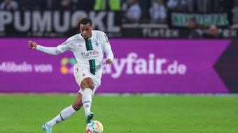 Alassane Plea von Borussia Mönchengladbach spielt im Duell mit dem VfB Stuttgart am 4. November 2022 einen Pass.